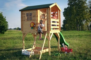 Domek z drewna dla najmłodszych na platformie (model Arek 4IQ). Fot. 4IQ
